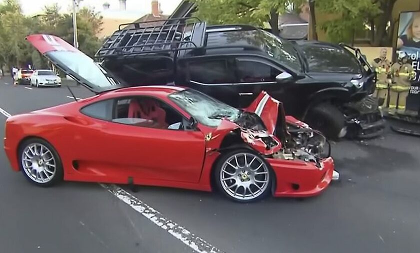 Mία Ferrari 360 Stradale γίνεται σμπαράλια πάνω σε ένα pick-up