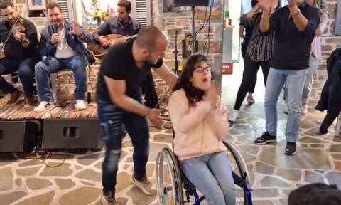 Αμοργός: Μαθήματα ζωής - Χορεύει «μπάλο» με αναπηρικό αμαξίδιο