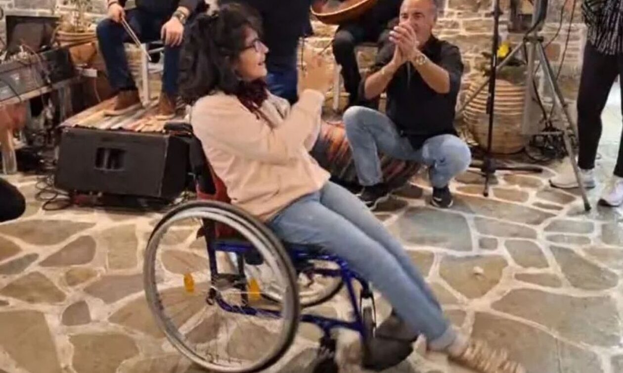 Συγκινητικό βίντεο - Αμοργός: Κορίτσι χορεύει «μπάλο» με το αναπηρικό της αμαξίδιο