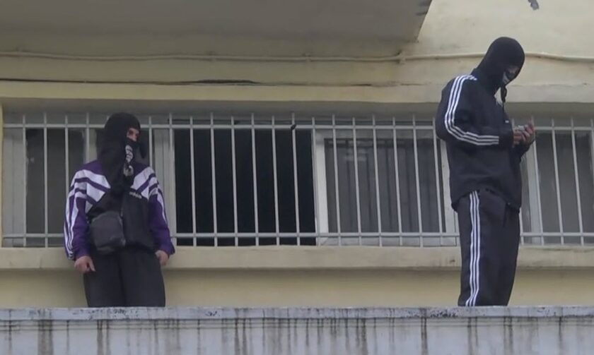 Θεσσαλονίκη: Καταδίωξη κουκουλοφόρων από ταράτσα σε ταράτσα – Συνελήφθησαν και οι δύο