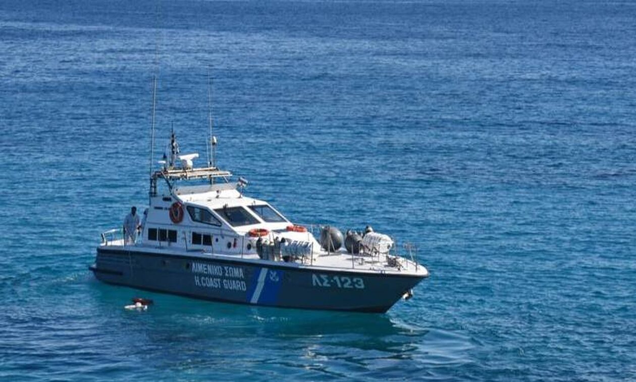 Συνεχίζονται οι έρευνες για τον εντοπισμό επιβάτη που έπεσε στη θάλασσα