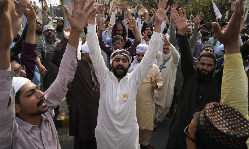 Πλήθος στο Πακιστάν ξυλοκόπησε μέχρι θανάτου θρησκευτικό ηγέτη