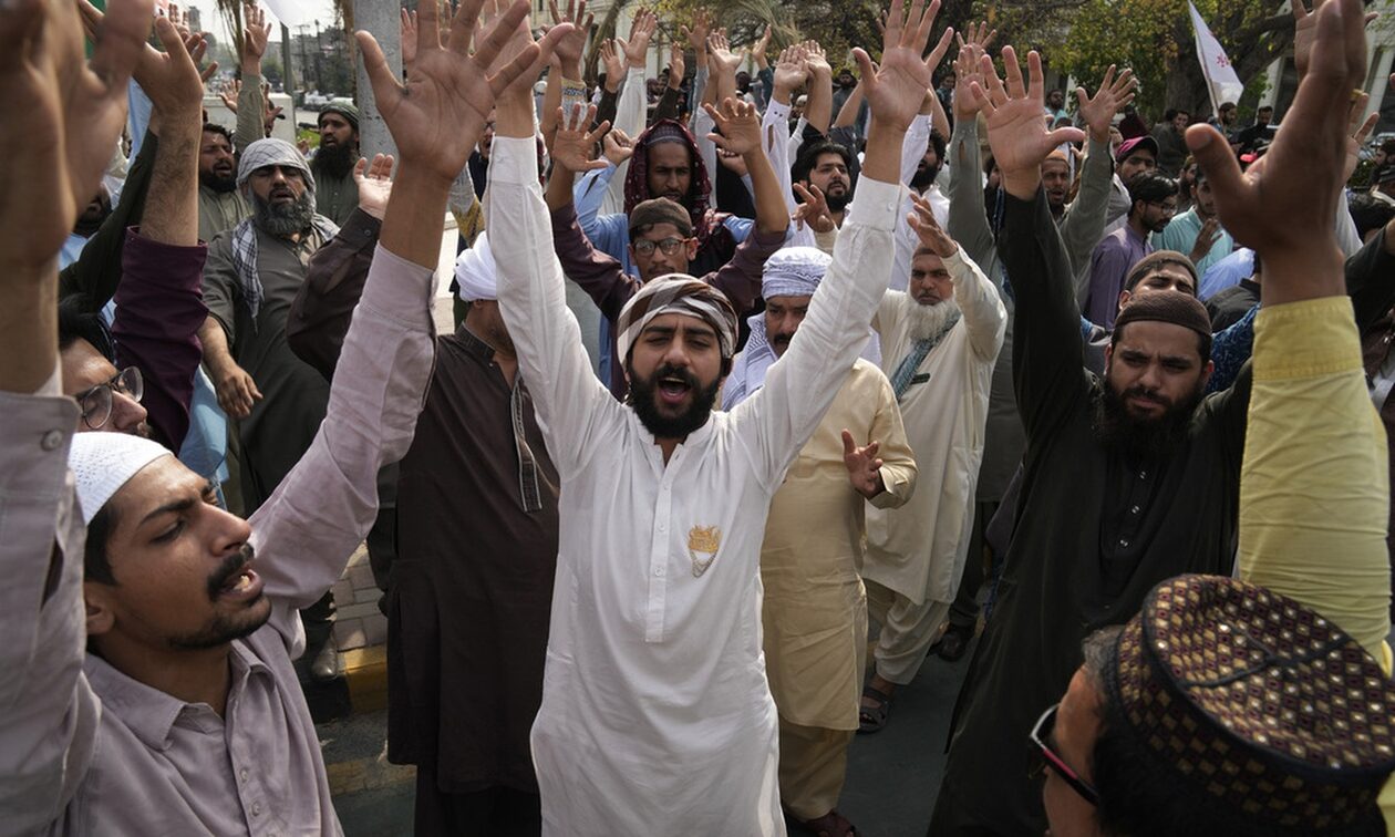 Φρίκη στο Πακιστάν: Εξαγριωμένο πλήθος λίντσαρε μέχρι θανάτου «βλάσφημο» θρησκευτικό ηγέτη