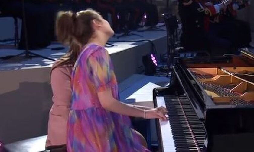 Βασιλιάς Κάρολος: Συγκίνησε η 13χρονη τυφλή πιανίστρια με αυτισμό που έπαιξε στη συναυλία