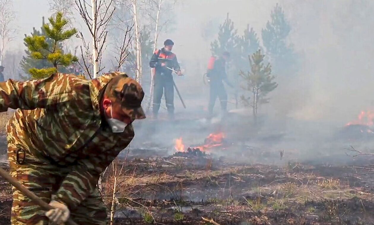 Ρωσία: Τουλάχιστον τρεις νεκροί σε δασικές πυρκαγιές που μαίνονται στα Ουράλια