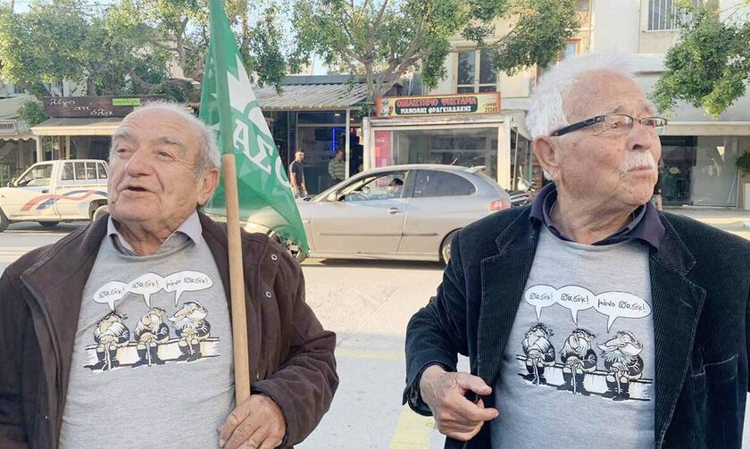 «Μόνο ΠΑΣΟΚ!» – Οι δυο γέροντες από το Ηράκλειο που έκαναν θραύση με τα μπλουζάκια τους!