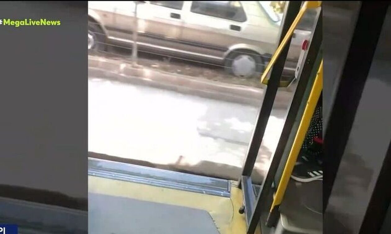 Χαϊδάρι: Λεωφορείο κάνει δρομολόγια με ανοιχτές τις πόρτες - Βίντεο ντοκουμέντο