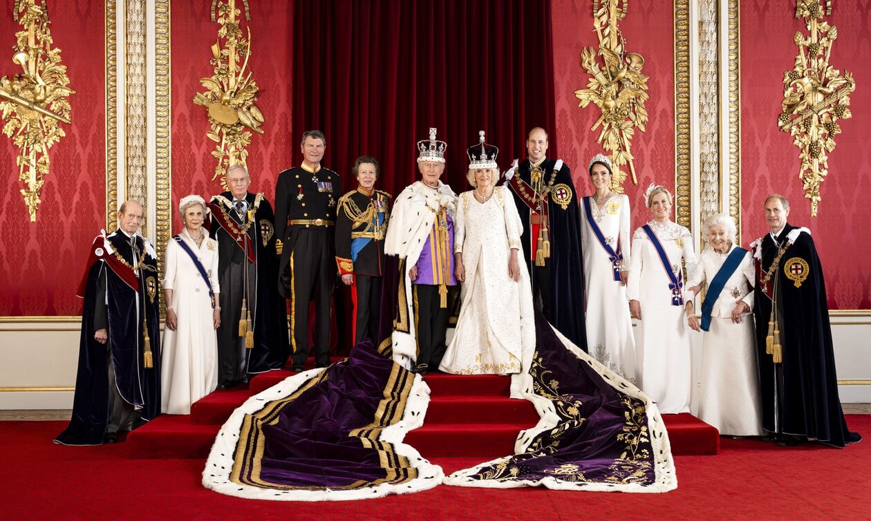 Βασιλιάς Κάρολος: Το πρώτο μήνυμα μετά τη στέψη και η επίσημη φωτογραφία με τη βασίλισσα Καμίλα