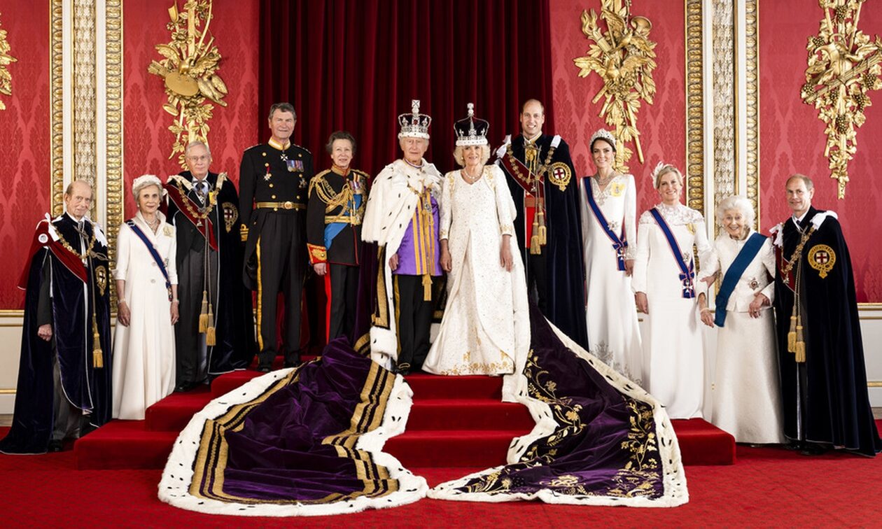 Κάρολος: Το επίσημο πορτρέτο του βασιλιά στην αίθουσα του θρόνου - Τα πρόσωπα που τον πλαισιώνουν
