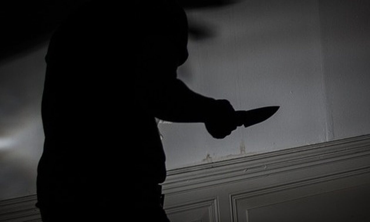 Συναγερμός στην ΕΛΑΣ: 25χρονος «πήρε τους δρόμους» κρατώντας μαχαίρι