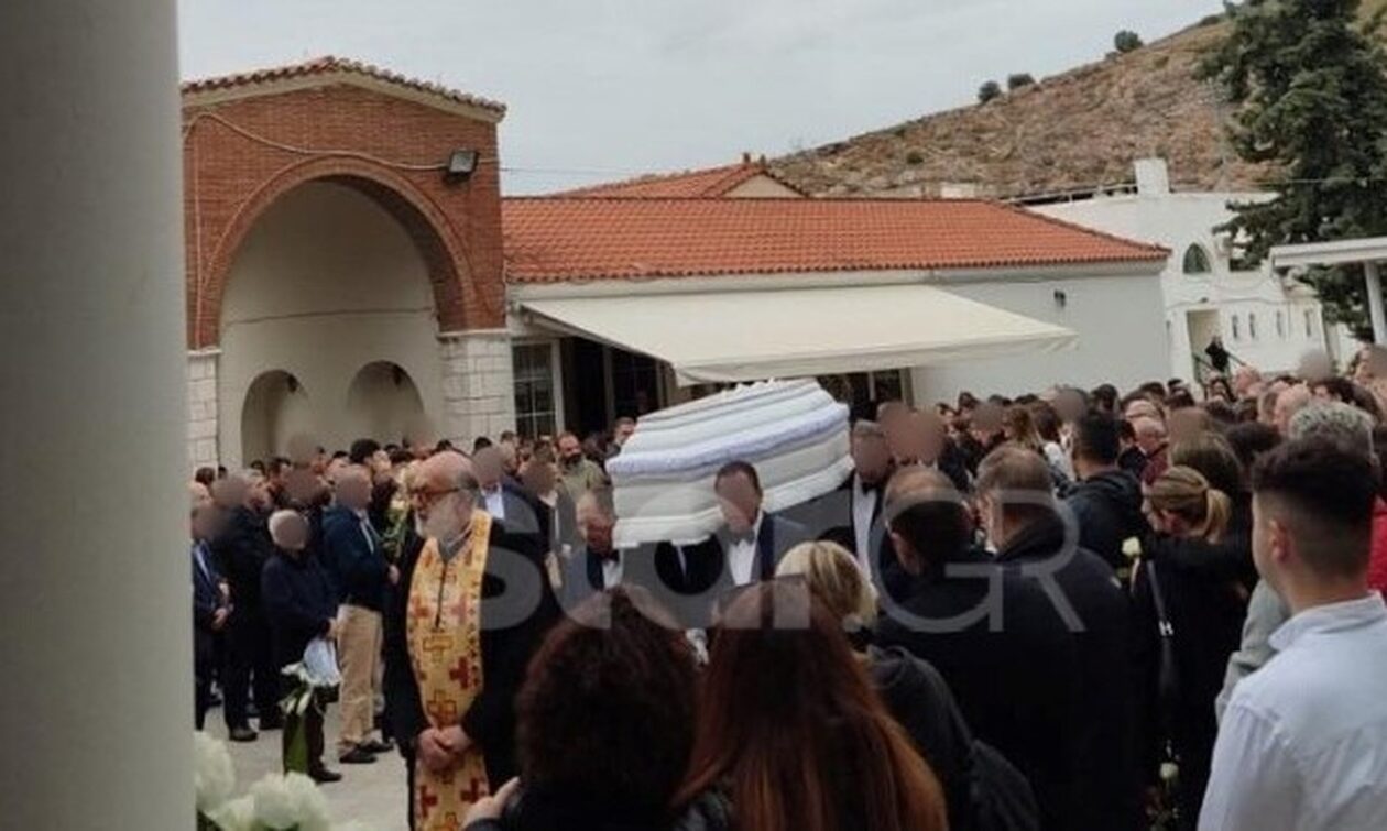 Θρήνος στην κηδεία της 15χρονης που πέθανε σε σχολική εκδρομή στα Τρίκαλα