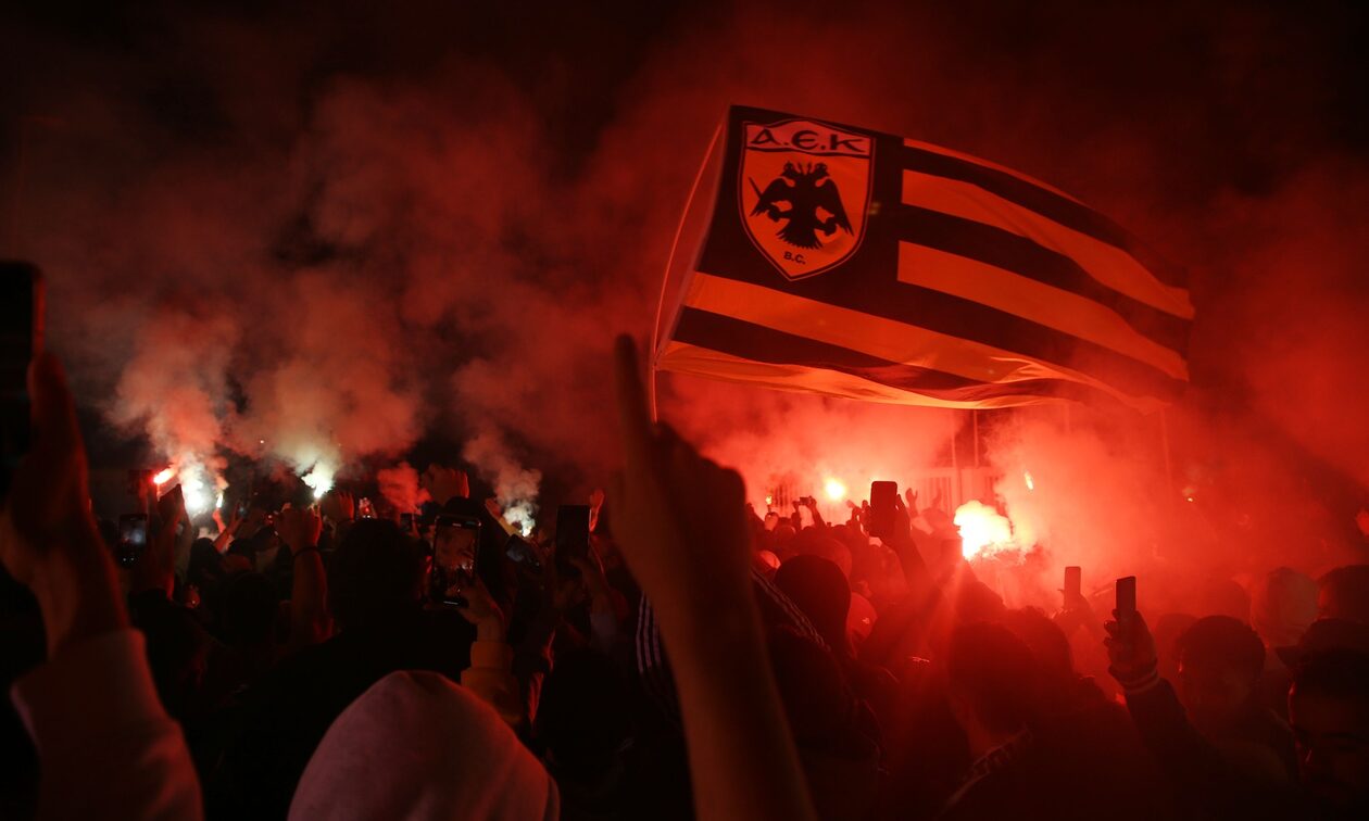 Άρης – ΑΕΚ: Οι ξέφρενοι πανηγυρισμοί στα αποδυτήρια κι η υποδοχή από 10.000 οπαδούς στην Αθήνα (vid)