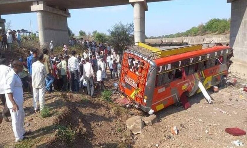 Ινδία: Τουλάχιστον 24 νεκροί μετά από πτώση λεωφορείου από γέφυρα