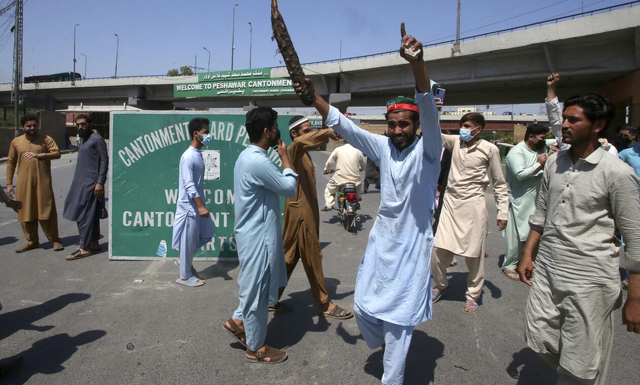 Πακιστάν: Xάος και μαζικές διαδηλώσεις μετά τη σύλληψη του πρώην πρωθυπουργού Ιμράν Χαν