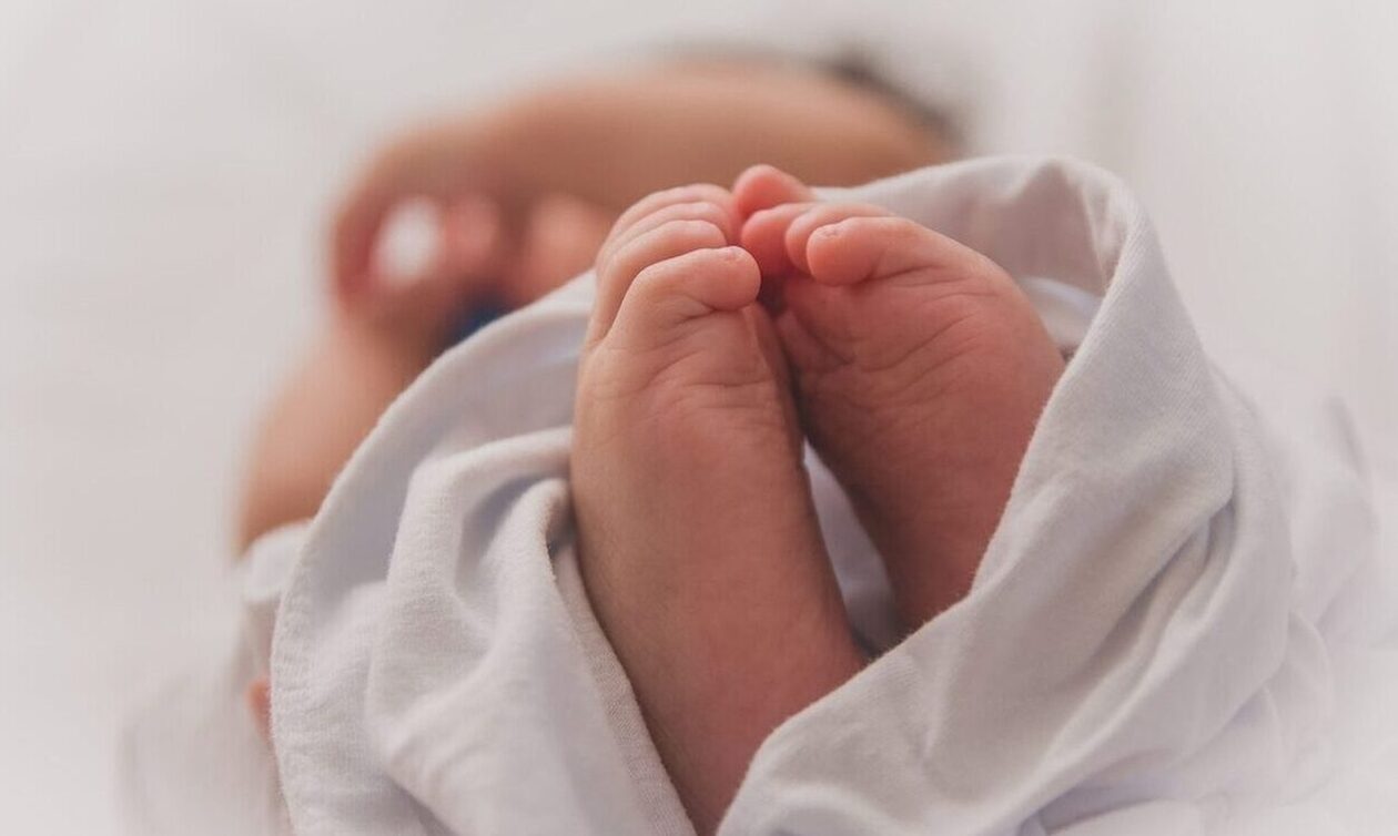 Συγκλονίζει η τραγωδία Άρτα: Το μωρό για 5 ώρες χωρίς οξυγόνο στον ήλιο και δεμένο στο καρεκλάκι