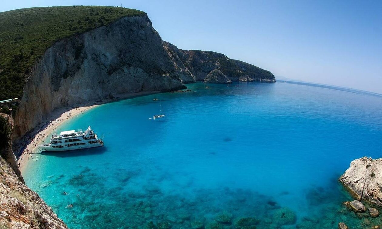 Γαλάζιες Σημαίες: Οι 617 παραλίες που βραβεύτηκαν - Η περιοχή της Ελλάδας που κατέκτησε την πρωτιά