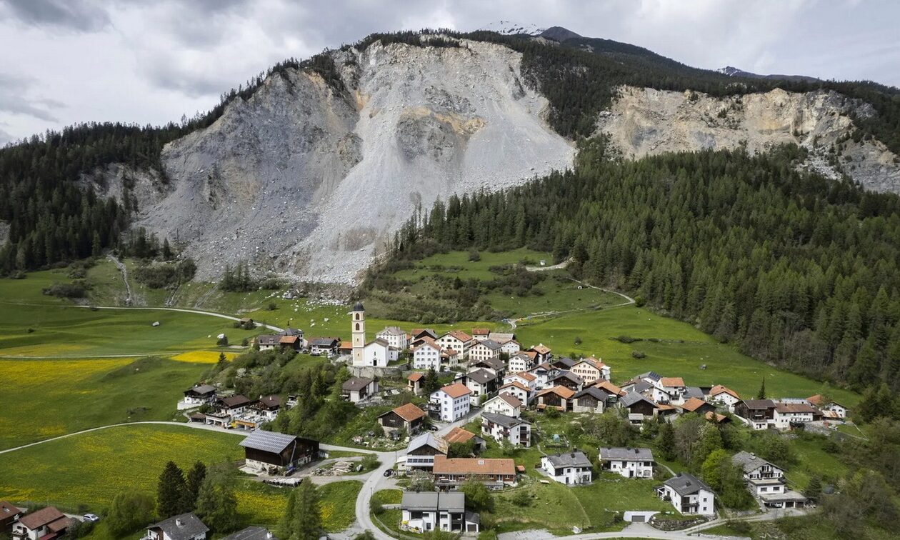 Ελβετία: Εκκενώνεται χωριό στις Άλπεις - Απειλείται από την κατάρρευση ενός βουνού