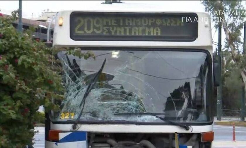 Σύγκρουση λεωφορείου με μηχανή στο Καλλιμάρμαρο - Άνοιξε η Βασιλέως Κωνσταντίνου