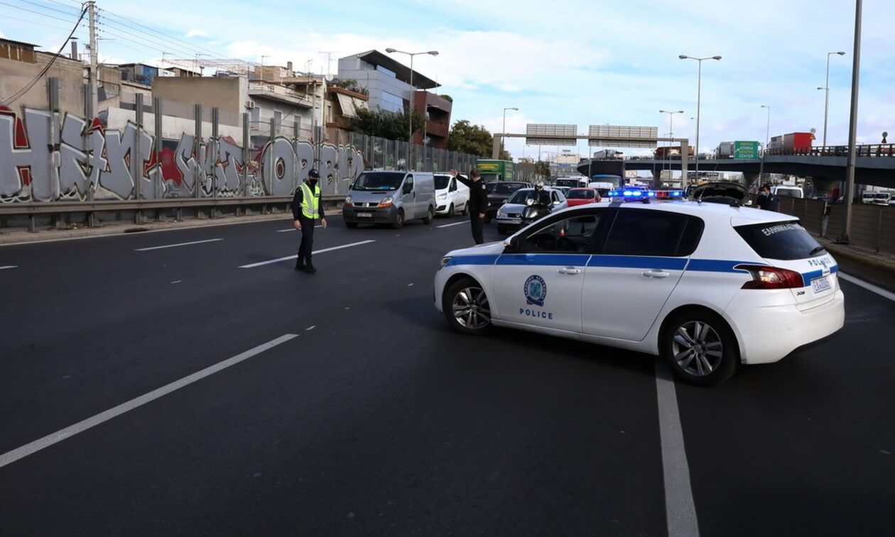 Τροχαίο στη λεωφόρο Αθηνών: ΙΧ έπεσε πάνω σε περιπολικό – Μεγάλη η κίνηση στο σημείο
