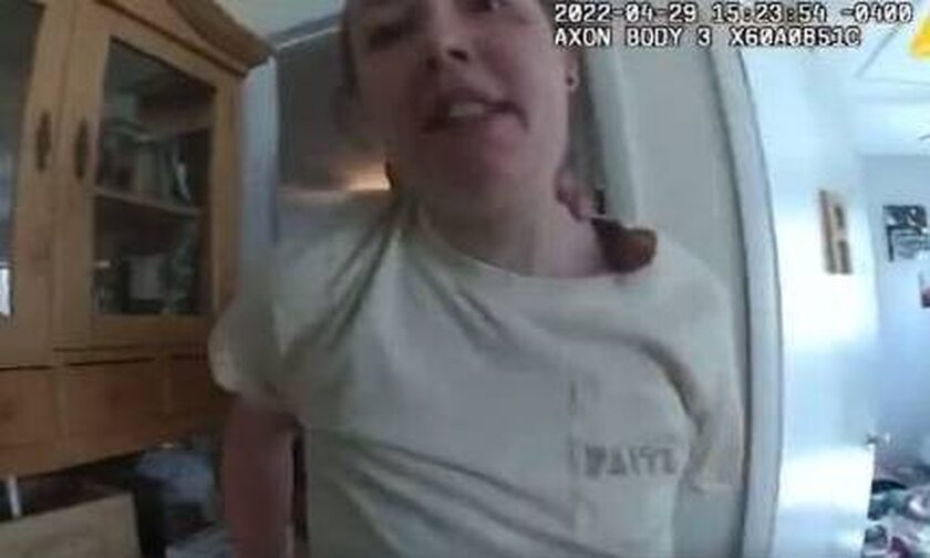 ΗΠΑ: «Πυροβόλησέ την» - Η στιγμή που αστυνομικοί σκοτώνουν 34χρονη γυναίκα μέσα στο σπίτι της