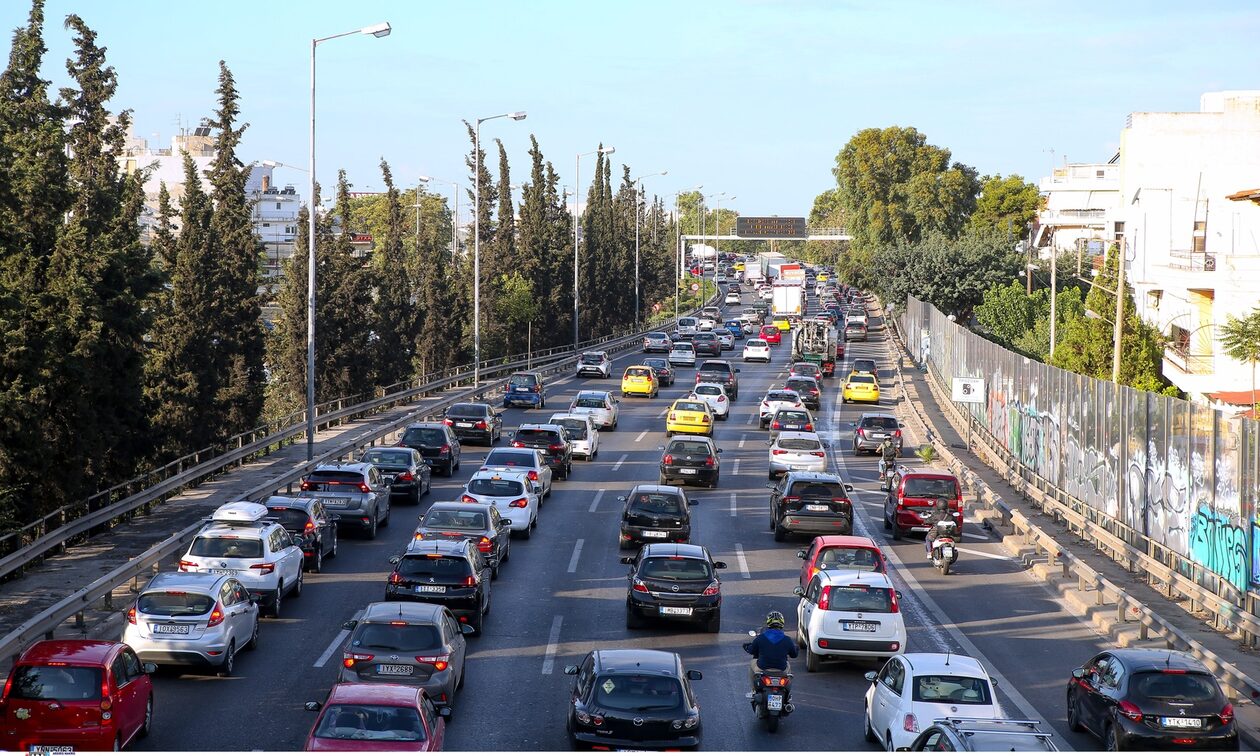 Κίνηση: Κυκλοφοριακό κομφούζιο σε δρόμους της Αττικής λόγω τροχαίων