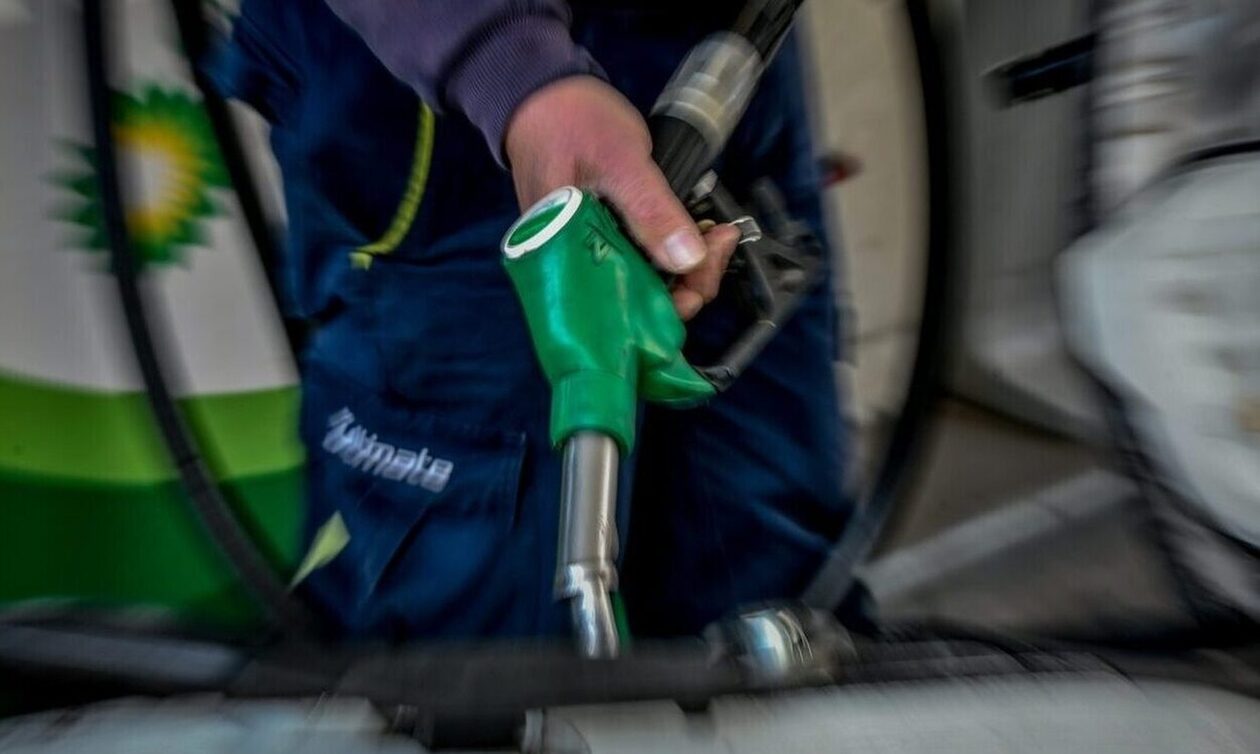 Στα 70 δολάρια το πετρέλαιο – Υποχωρεί η τιμή της βενζίνης