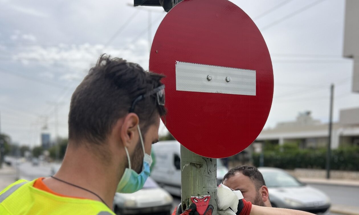 «Ξηλώνουν» πινακίδες στην Περιφέρεια Αττικής - Προτεραιότητα η ασφάλεια στους δρόμους