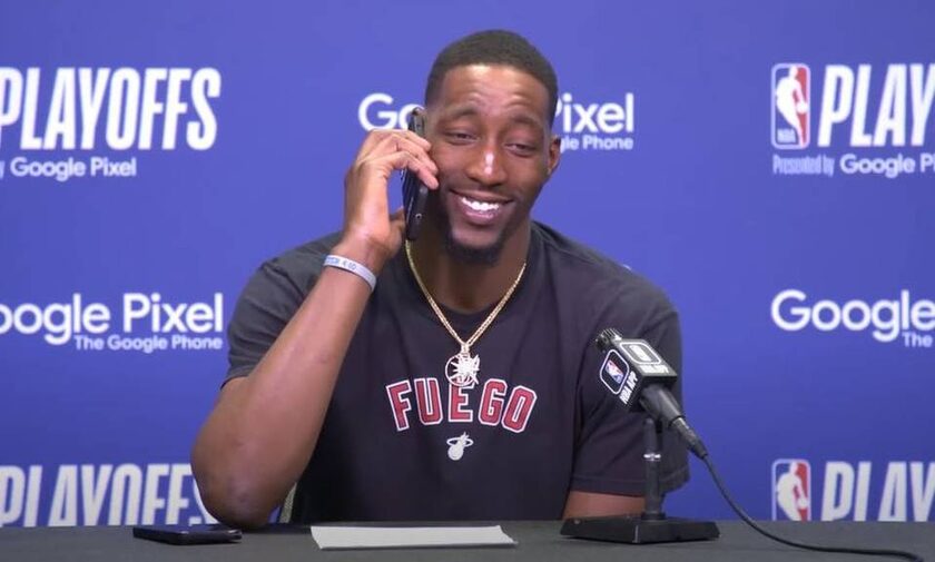 Σταρ του NBA σταμάτησε τη συνέντευξη Τύπου γιατί τον έψαχνε η μαμά του (video)