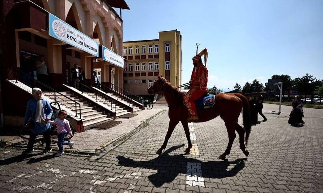Εκλογές Τουρκία: Στις κάλπες με το άλογο και ντυμένοι γενίτσαροι!