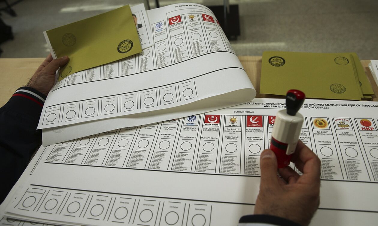 Εκλογές Τουρκία: Ολοκληρώθηκε η διαδικασία της ψηφοφορίας – Τα παρατράγουδα στις κάλπες