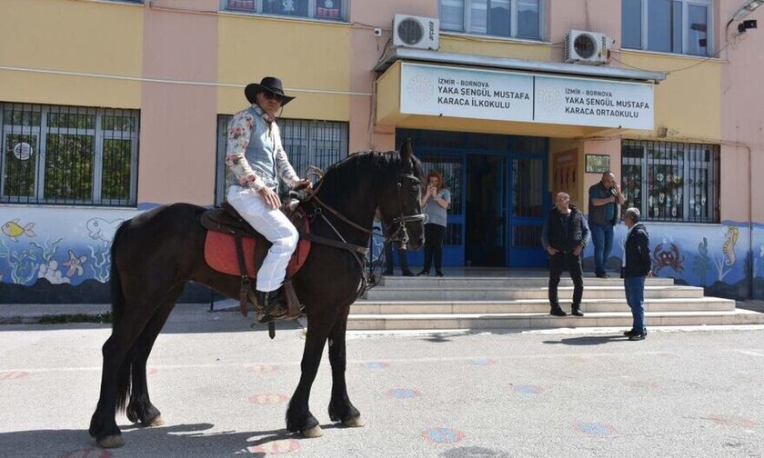 Εκλογές στην Τουρκία: Ψηφοφόρος πήγε στην κάλπη με άλογο και ντυμένος καουμπόι
