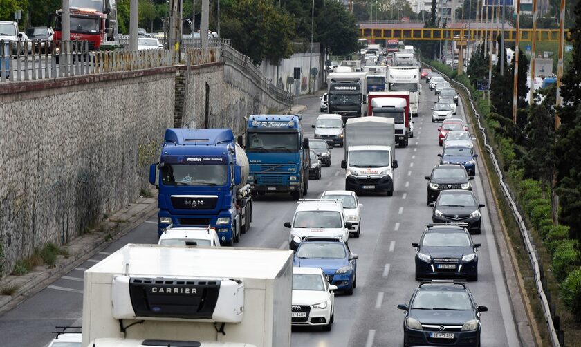 Κίνηση: Σύγκρουση νταλίκας με μηχανή στη Λεωφόρο Αθηνών – Σε ποιους δρόμους έχει μποτιλιάρισμα