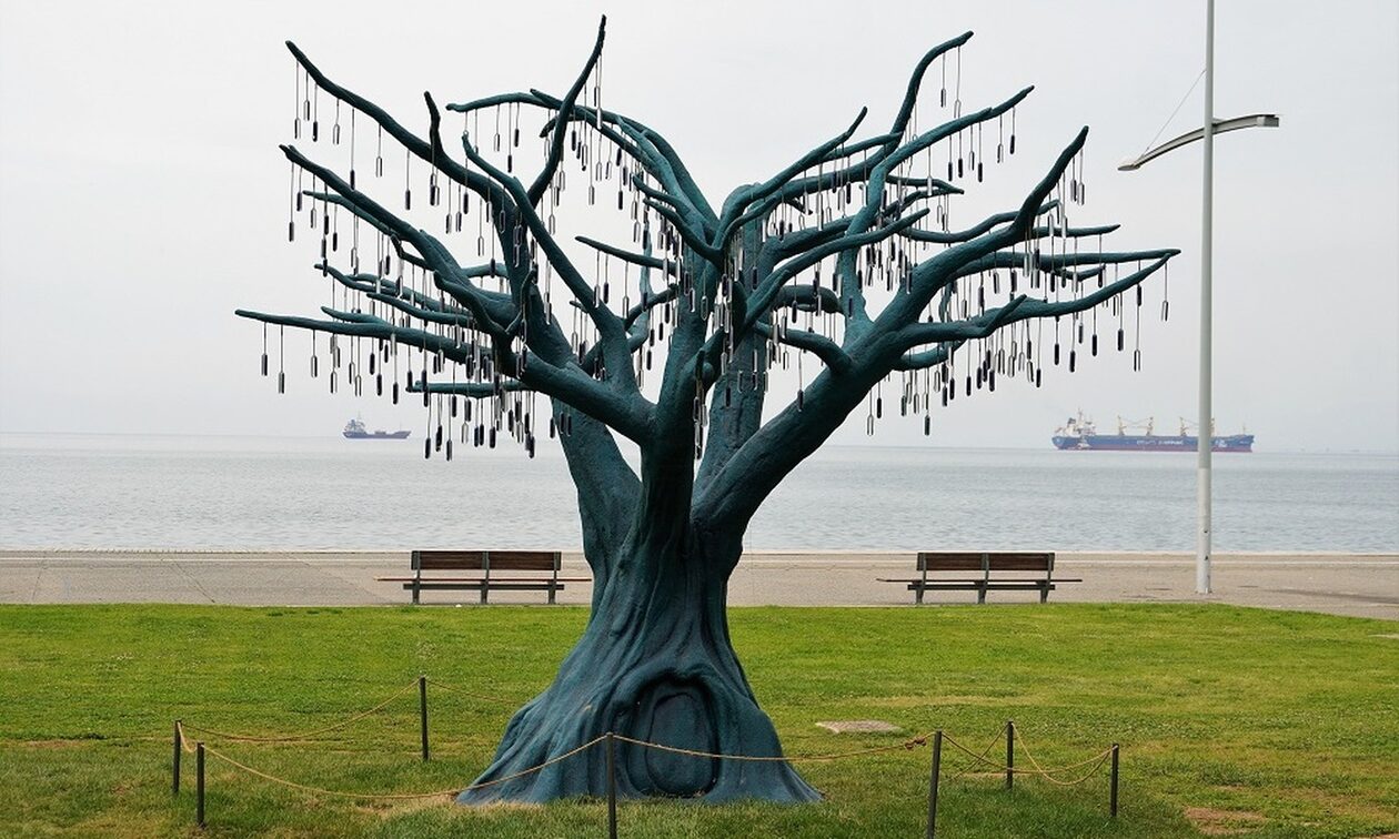 Θεσσαλονίκη: «Άνθισε» το φωτοβολταϊκό δέντρο στη Νέα Παραλία