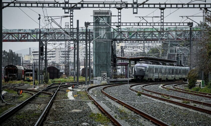 Τέμπη: Τρένα θα κινούνται σε μονή γραμμή για 130 χιλιόμετρα λόγω έλλειψης κλειδούχου