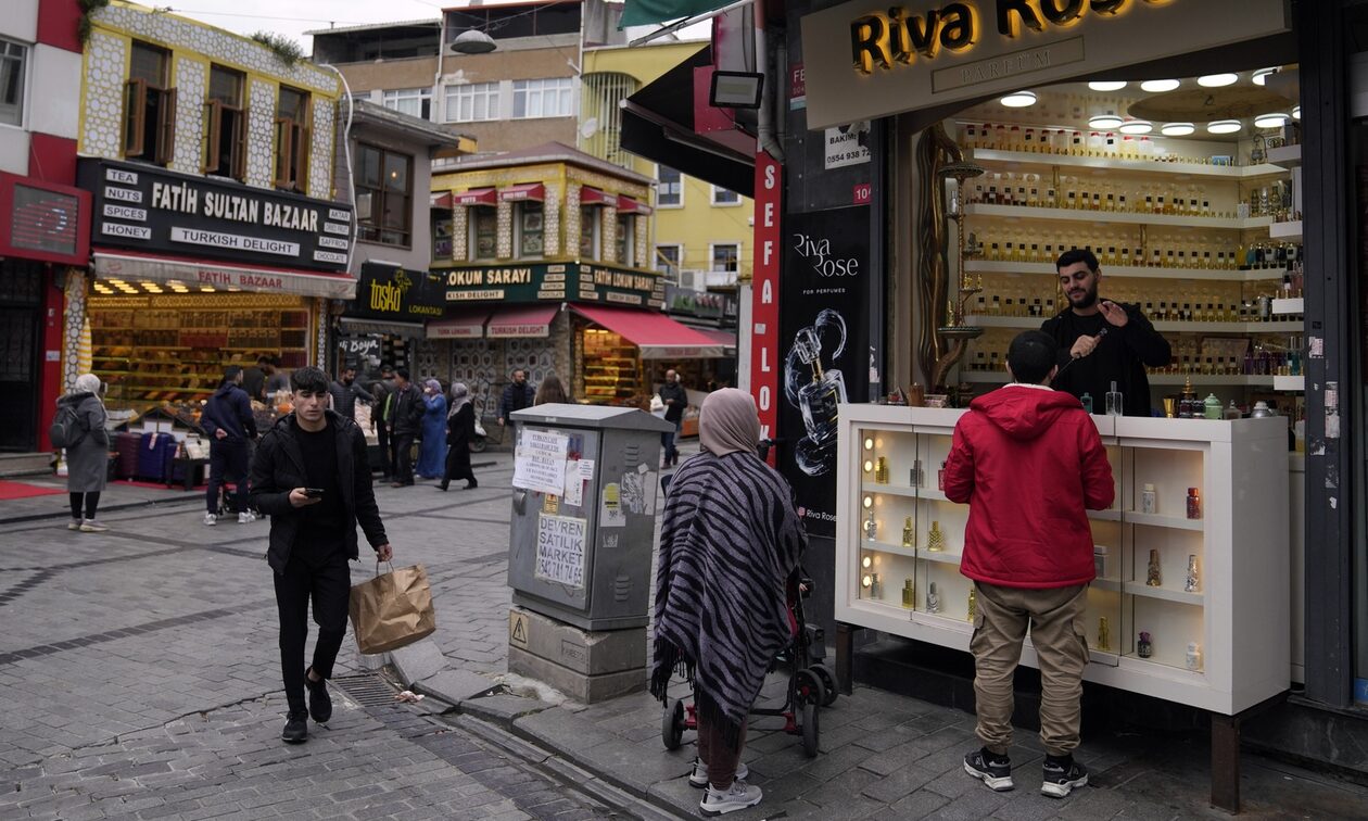Τουρκία: Καταποντίζεται η λίρα – «Βουτιά» στο χρηματιστήριο