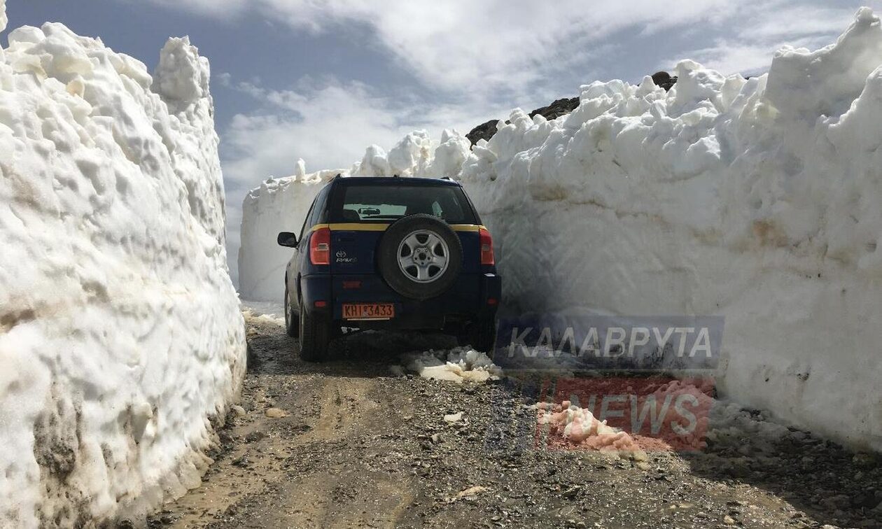 Εντυπωσιακές εικόνες – Δύο μέτρα παγωμένο χιόνι στον Χελμό