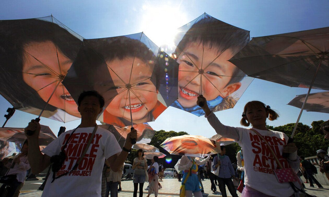 Ιαπωνία: Ξέχασαν να... χαμογελάνε πίσω απο τις μάσκες - Καταφεύγουν μαζικά σε «δασκάλους»