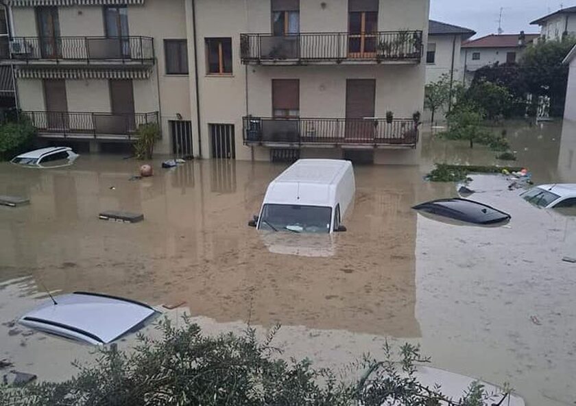 Ιταλία- Σφοδρό κύμα κακοκαιρίας: Πλημμύρισαν δρόμοι και σπίτια - Στις στέγες κάτοικοι για να σωθούν