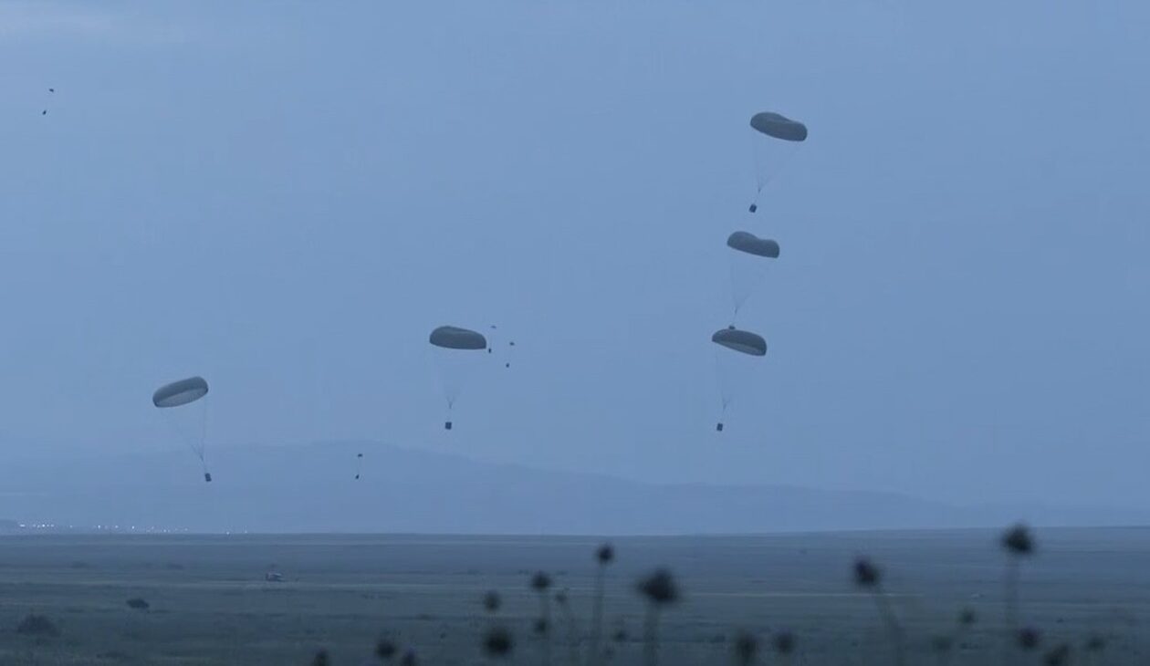 Swift Response 23: Εντυπωσιακή άσκηση του ΝΑΤΟ με ρίψη αλεξιπτωτιστών στη Λάρισα (βίντεο)