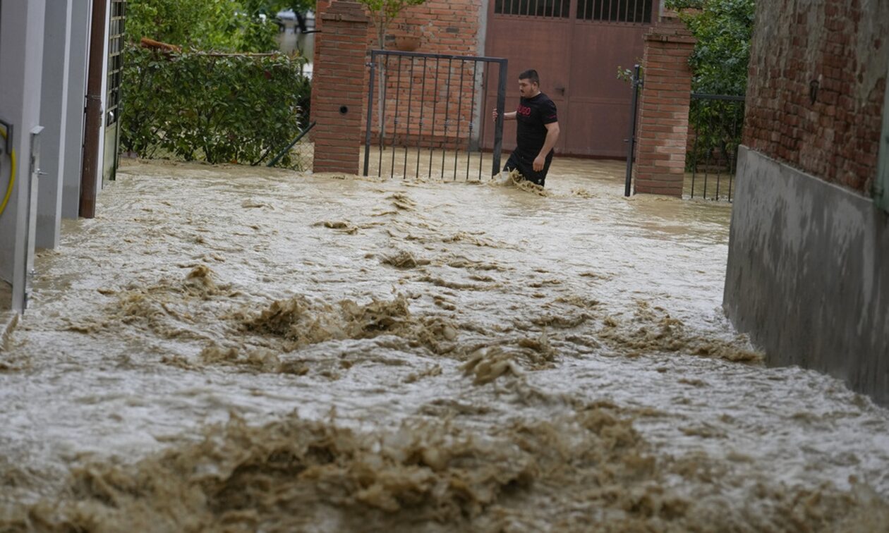 Ιταλία: H στιγμή της διάσωσης δύο ηλικιωμένων με ελικόπτερο - Σκηνές αποκάλυψης από τις πλημμύρες