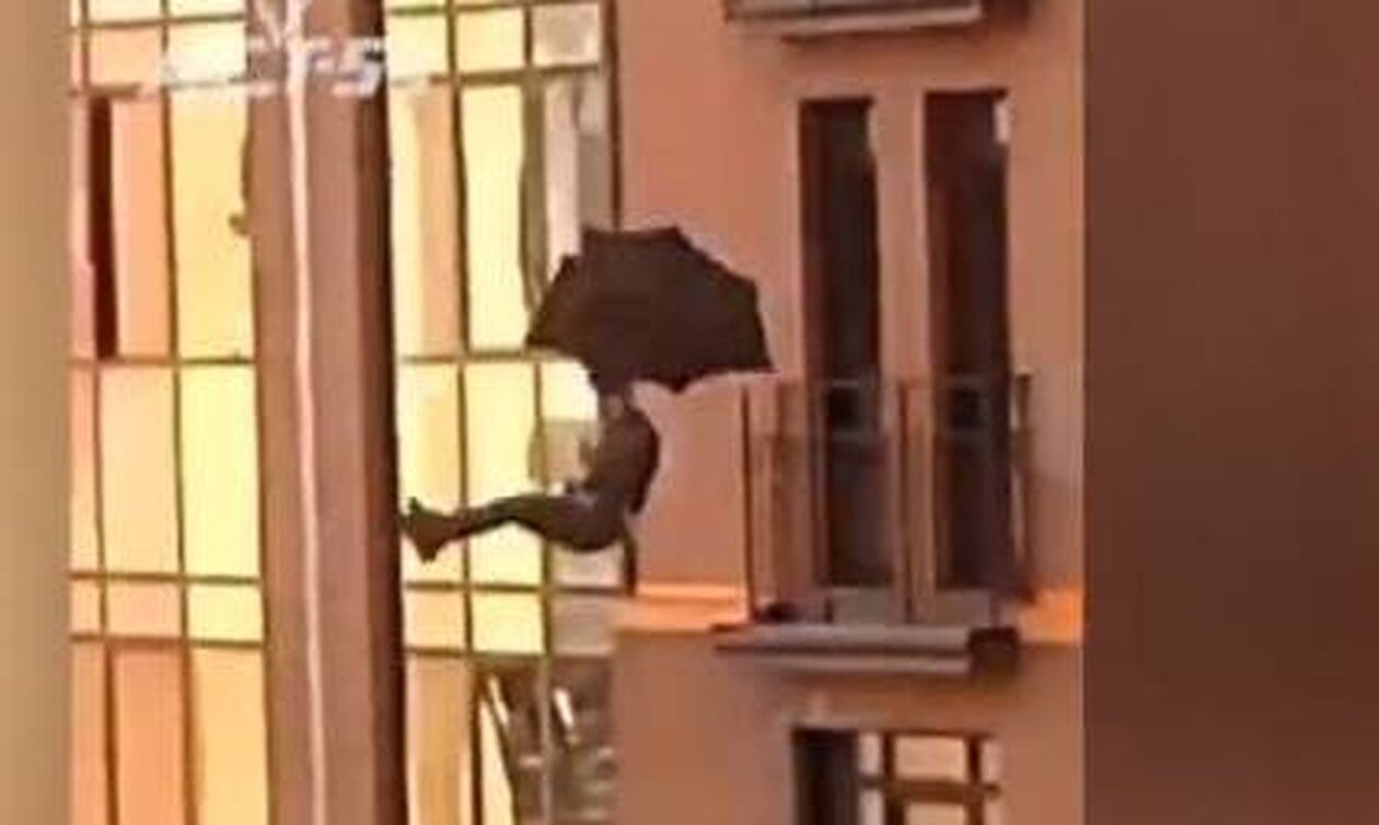 Ρωσία: Άντρας πήδηξε από τον 8ο όροφο κρατώντας ομπρέλα - Βίντεο που κόβει την ανάσα