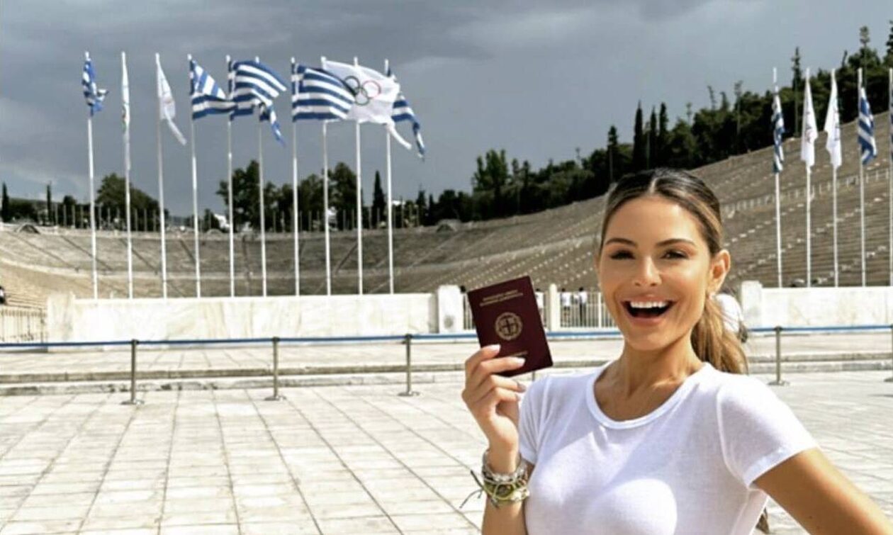 Η Μαρία Μενούνος πήρε ελληνικό διαβατήριο και το δείχνει μπροστά στο Καλλιμάρμαρο