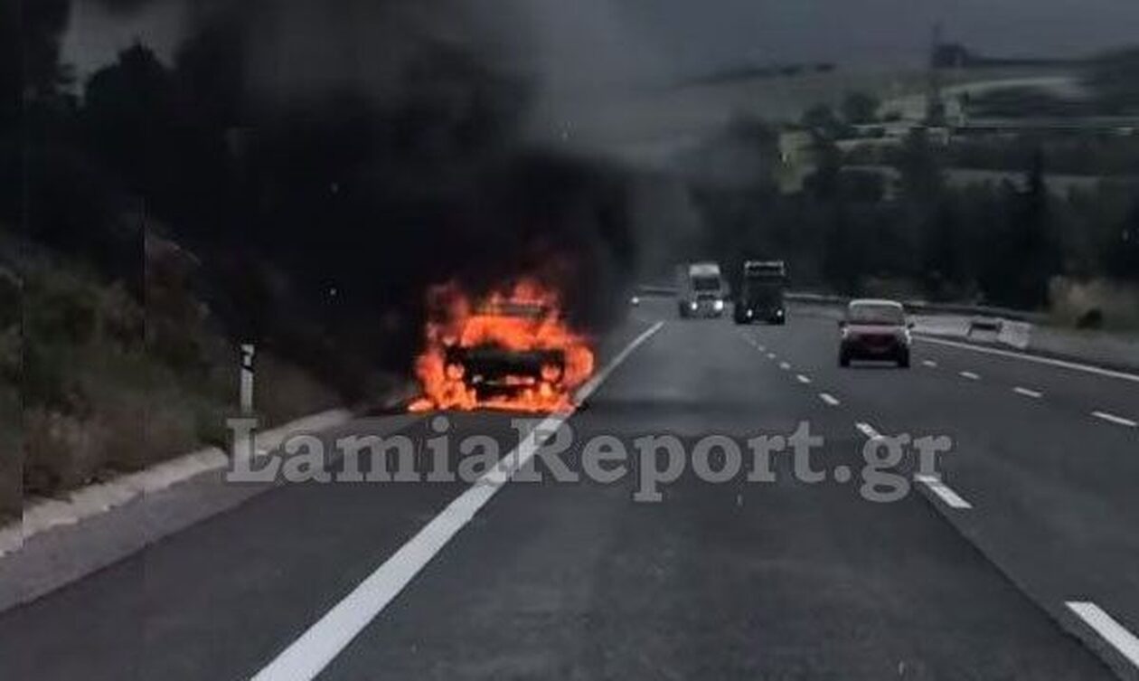 Λαμία: Αυτοκίνητο πήρε φωτιά ενώ κινούταν - Από θαύμα γλίτωσαν η μητέρα και τα δυο παιδιά της