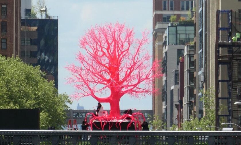 Ανάμεσα στους ουρανοξύστες της Νέας Υόρκης, ένα έντονα ροζ γλυπτό δέντρο