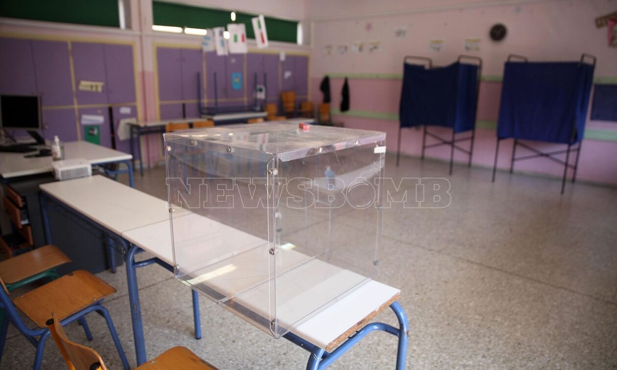 Εκλογές 2023: Πυρετώδεις προετοιμασίες στα σχολεία - Στήνονται οι κάλπες
