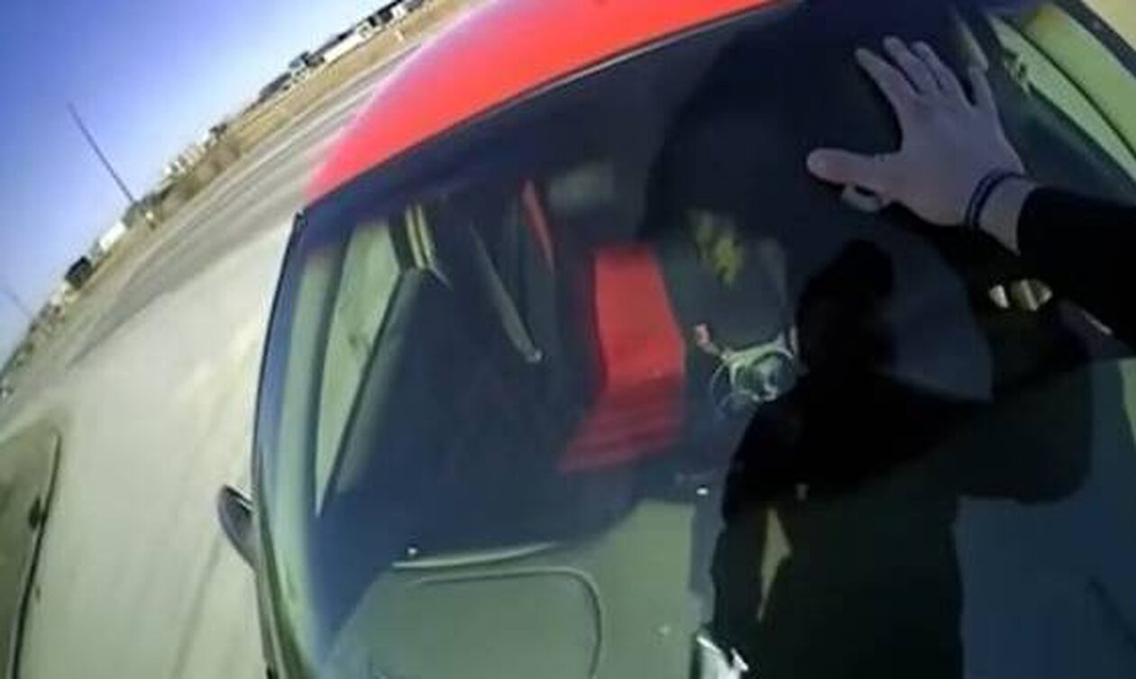 ΗΠΑ: Ένστολος ανέβηκε στο καπό αυτοκίνητου για να αναγκάσει ύποπτο να σταματήσει