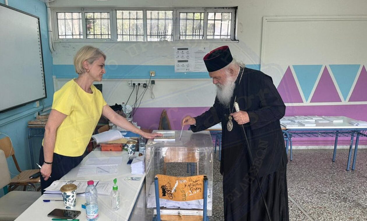 Εκλογές 2023: Στα Οινόφυτα ψήφισε ο Αρχιεπίσκοπος Ιερώνυμος