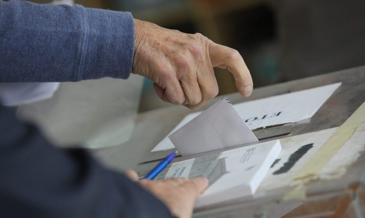 Εκλογές 2023: Πώς θα κατανέμονταν οι έδρες με ενισχυμένη αναλογική