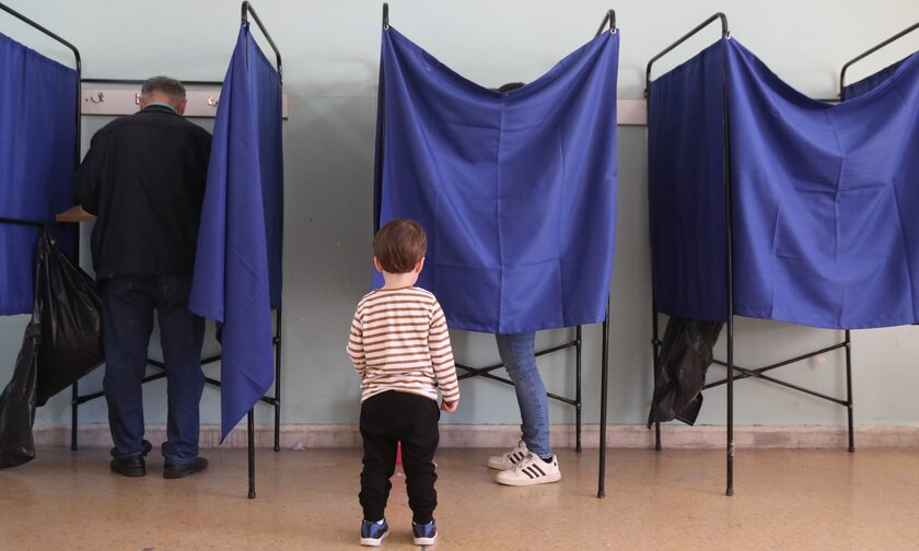 Θεσσαλονίκη: Νονός πήγε να ψηφίσει και τον κράτησαν «αιχμάλωτο» στο εκλογικό κέντρο