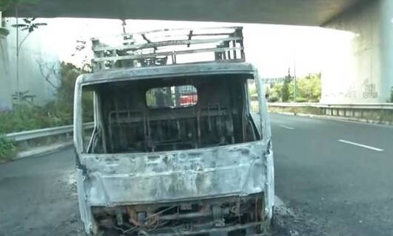 Λεωφόρος Κύμης: Τυλίχθηκε στις φλόγες ένα φορτηγάκι